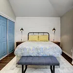 Modern Farmhouse Escape Minutes From Downtown Houston