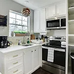 Modern Farmhouse Escape Minutes From Downtown Houston