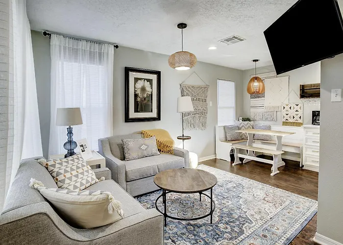 Modern Farmhouse Escape Minutes From Downtown Houston