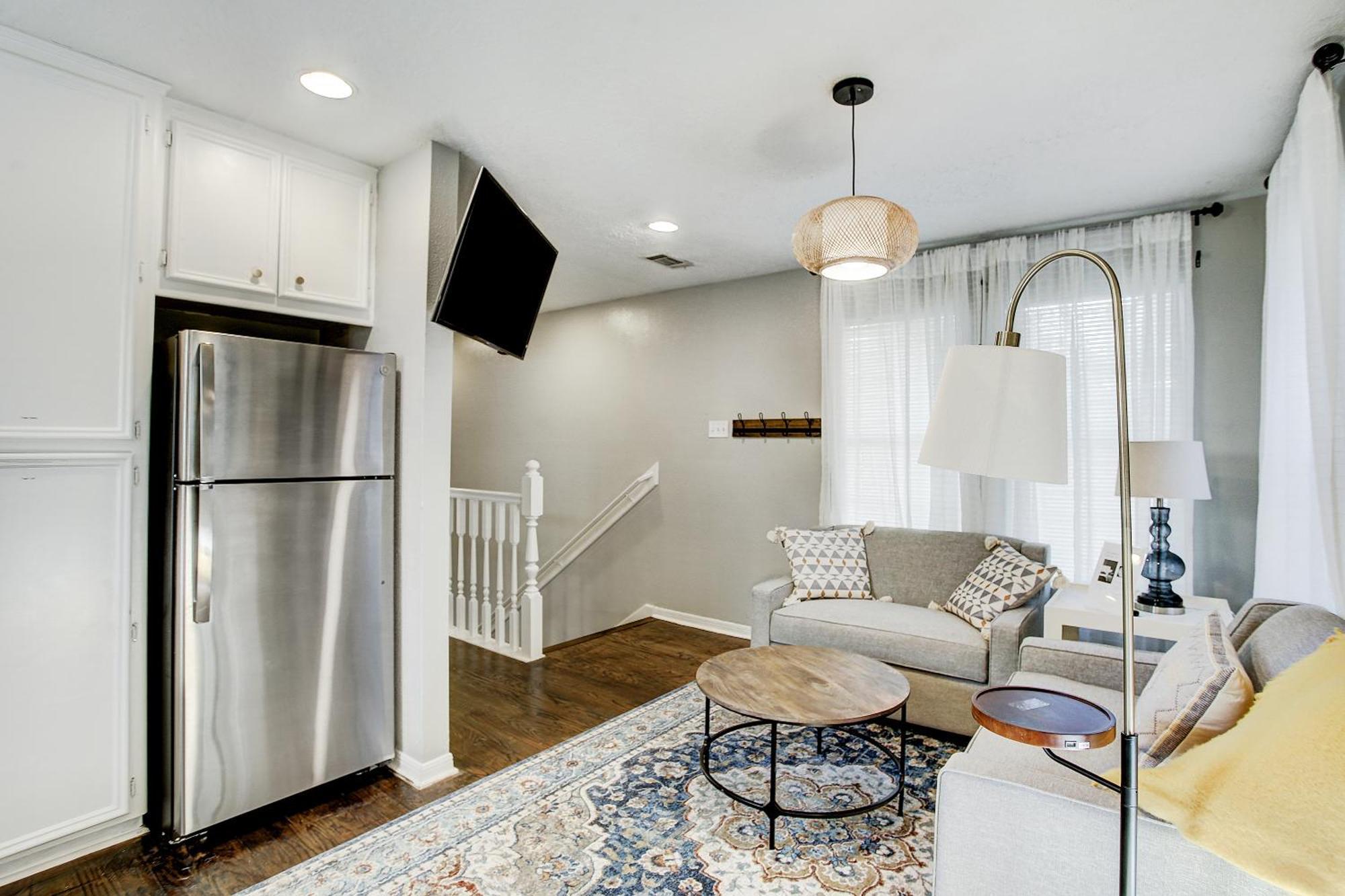Modern Farmhouse Escape Minutes From Downtown Apartment