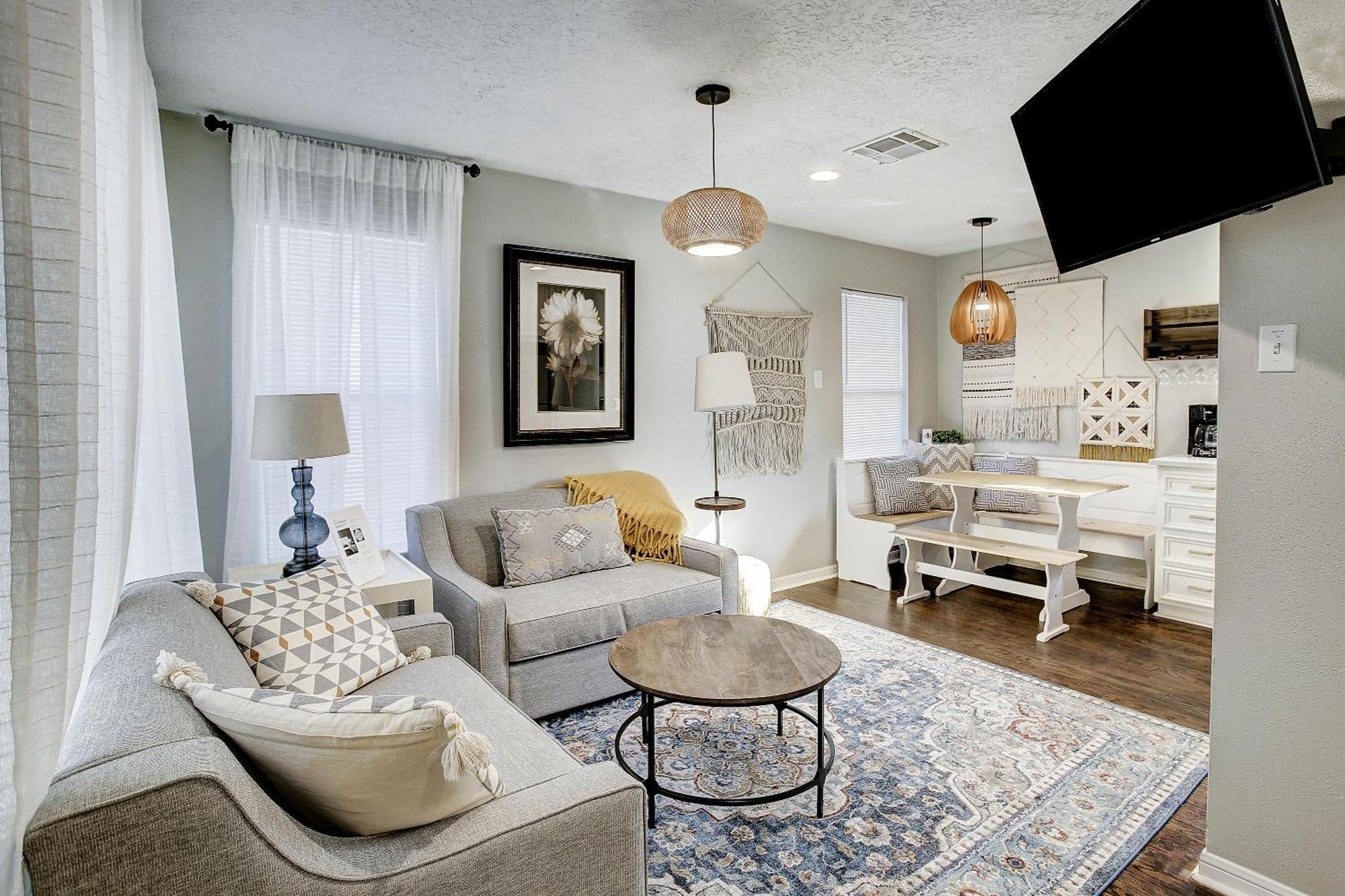 Modern Farmhouse Escape Minutes From Downtown Apartment *