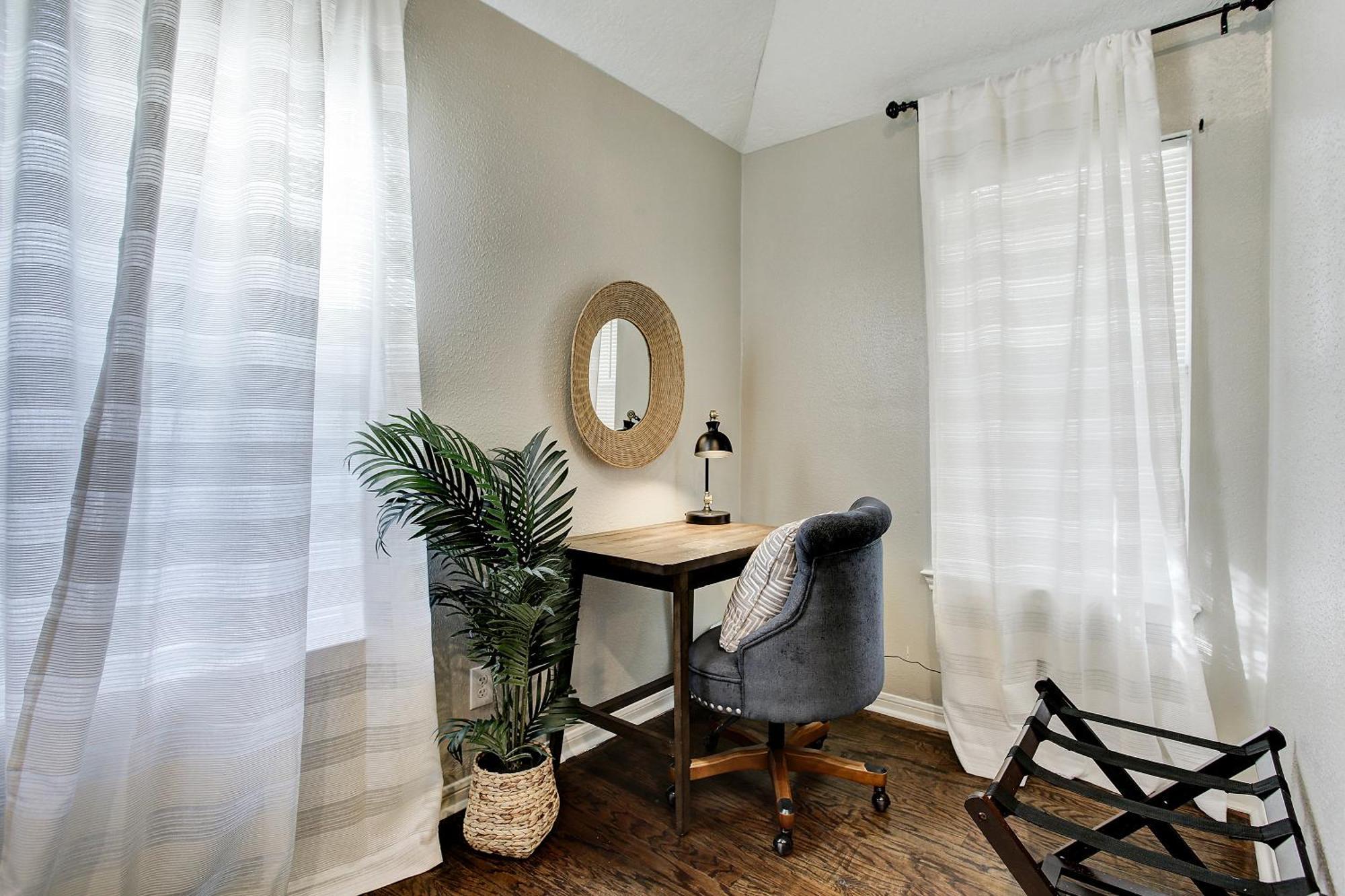 Modern Farmhouse Escape Minutes From Downtown Apartment *